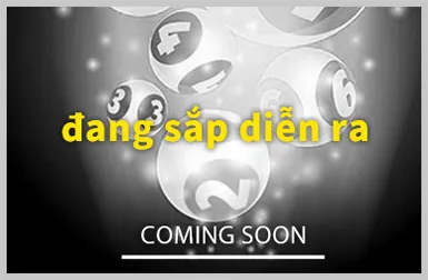 Tay vợt đang giao bóng trên sân quần vợt